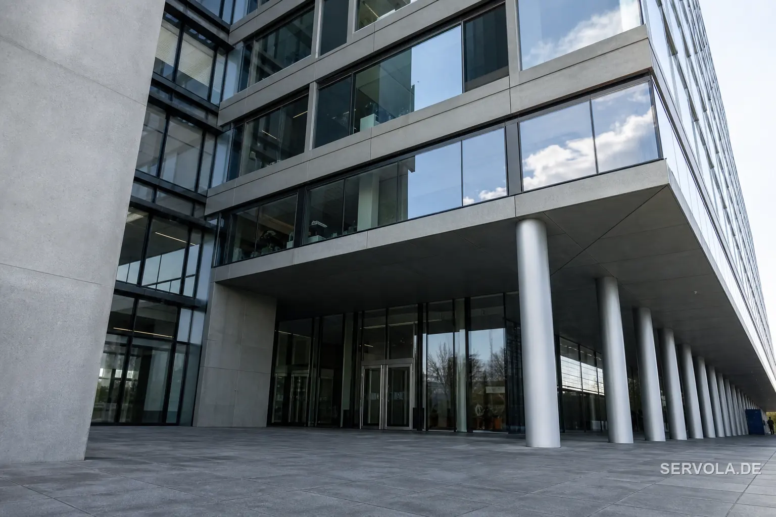 Deutscher IT-Riese adesso schluckt Berliner Claims-KI