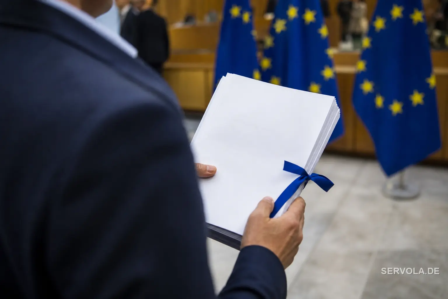 EU tvinger WhatsApp op for rivalernes AI